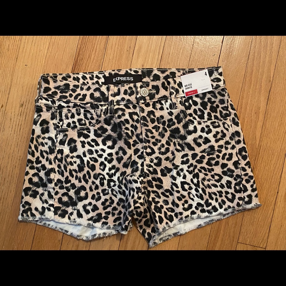 Express mid-rise shortie. Size 4, NWT